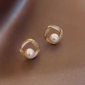 Pearl Earring